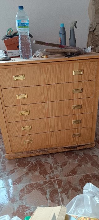 Cajonera de madera con tiradores dorados 5 cajones