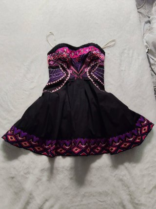 Vestido Negro con Bordado Geométrico