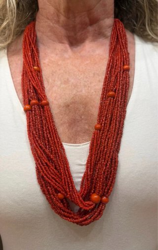 Collar artesano de coral multihilos años 70