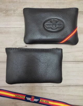 MONEDERO PIEL + PULSERA EJ. DEL AIRE CON BANDERA