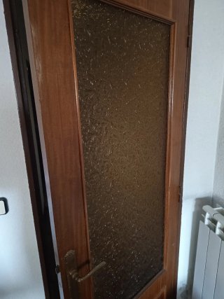 Puerta madera con cristal decorado