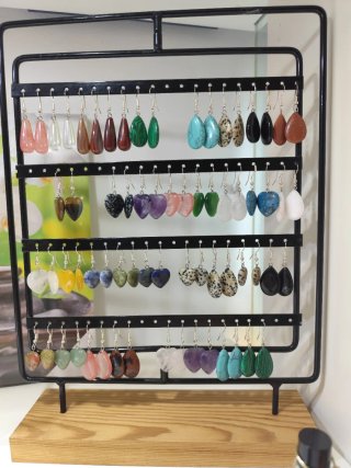 Expositor madera con 34 pendientes minerales