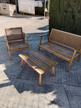 Conjunto terraza madera y ratán
