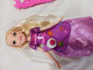 Muñeca Rapunzel con vestido morado