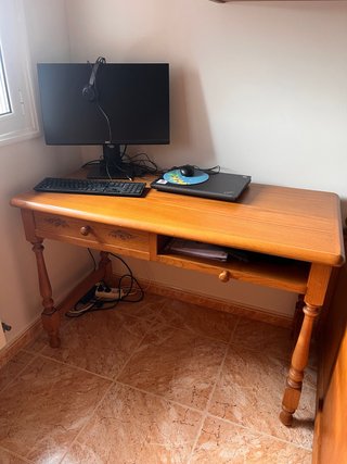 Escritorio de cerezo con cajones