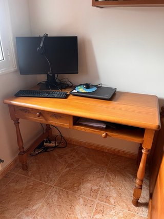 Escritorio de cerezo con cajones
