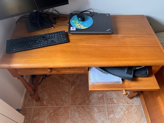 Escritorio de cerezo con cajones