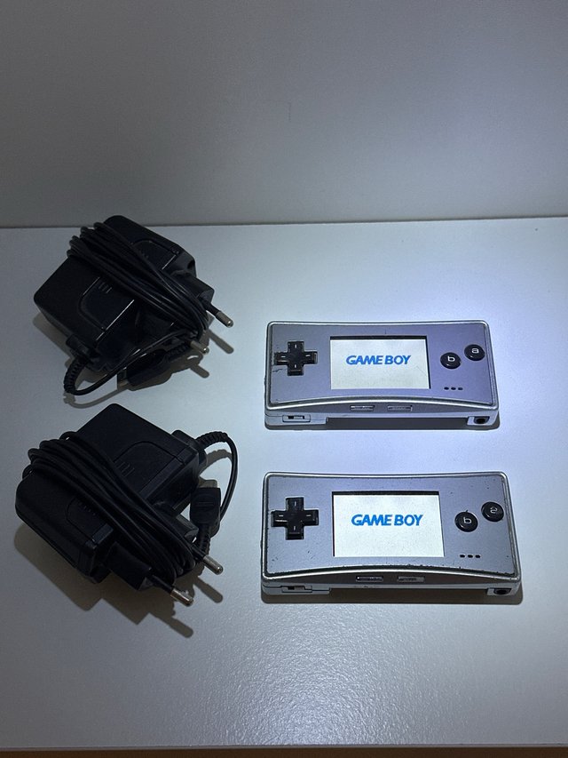 Dos nintendo Game Boy micro plateadas