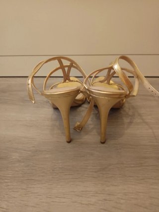Sandalias doradas Guess