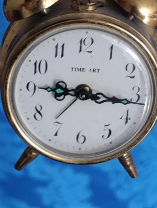 Vecchio orologio da tavolo dorato