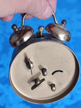 Vecchio orologio da tavolo dorato