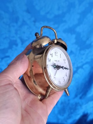 Vecchio orologio da tavolo dorato