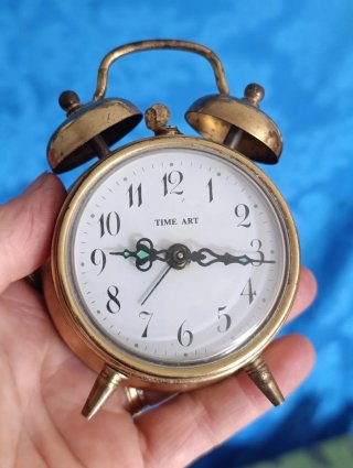 Vecchio orologio da tavolo dorato
