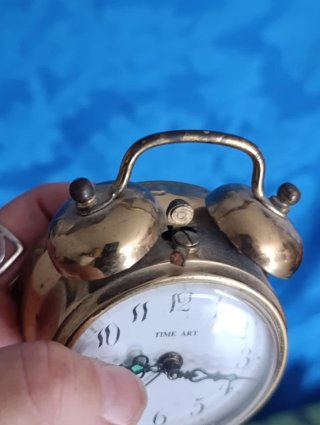 Vecchio orologio da tavolo dorato