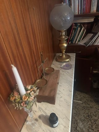 Piezas de colección antiguas y enciclopedias