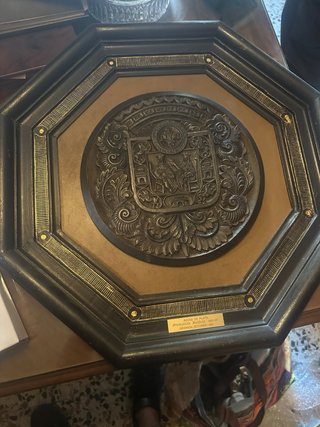 Piezas de colección antiguas y enciclopedias