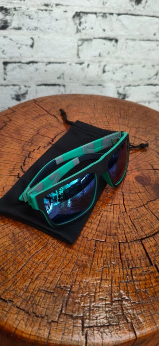 Gafas de sol polarizadas negras y verdes