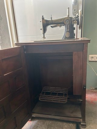 Máquina de coser antigua Haid & Neu con mueble