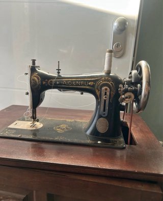 Máquina de coser antigua Haid & Neu con mueble
