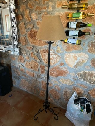 Lámpara de pie de hierro forjado antigua