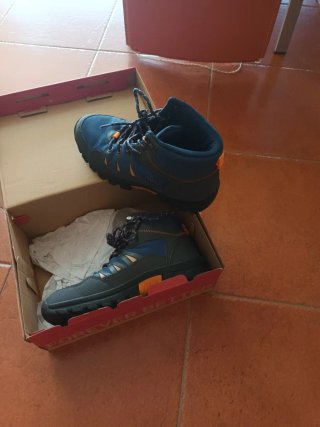 Botas de montaña azules y naranjas