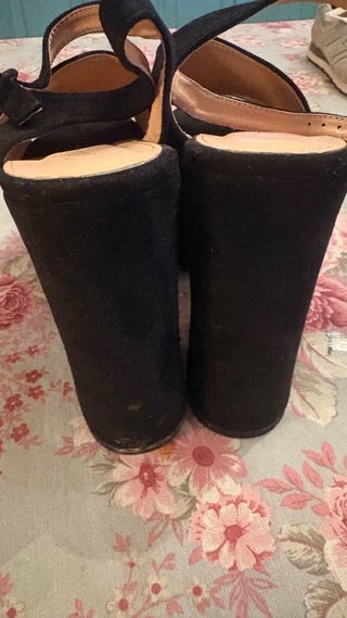 Sandalias de terciopelo negro con plataforma