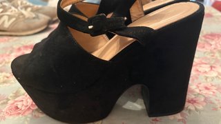 Sandalias de terciopelo negro con plataforma