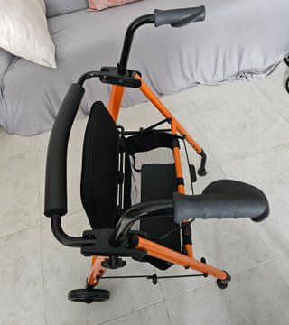Andador naranja con asiento para movilidad reducid