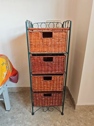 Cajonera de mimbre y metal
