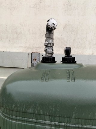 Depósito AdBlue 2000L con máquina repostar