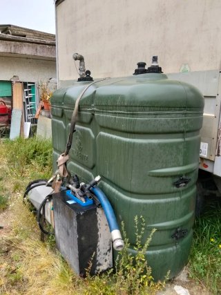 Depósito AdBlue 2000L con máquina repostar
