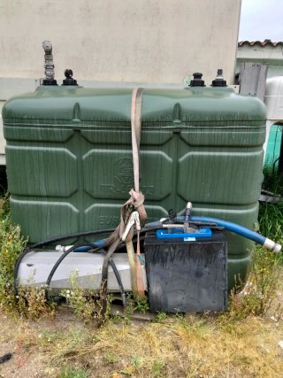 Depósito AdBlue 2000L con máquina repostar
