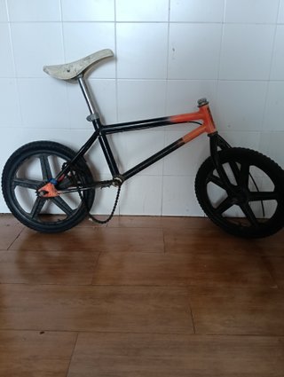 Bicicleta BMX Negra y Naranja