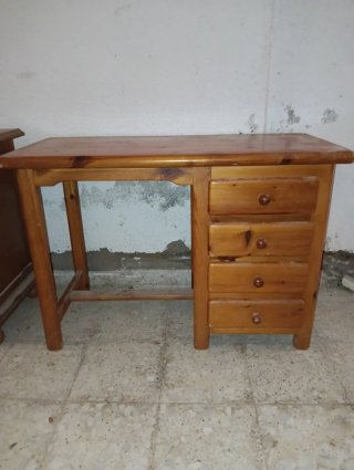Escritorio de madera con cajones