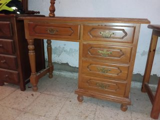 Escritorio de madera con cajones