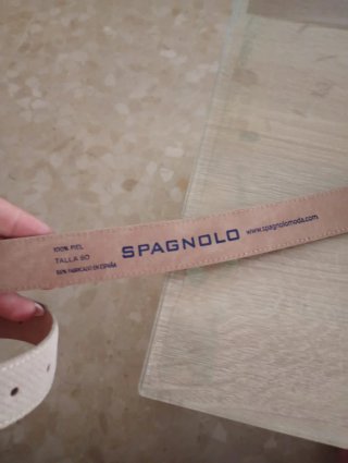 Cinturón beige con detalle bandera España