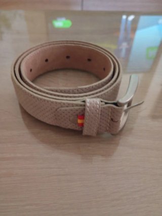 Cinturón beige con detalle bandera España