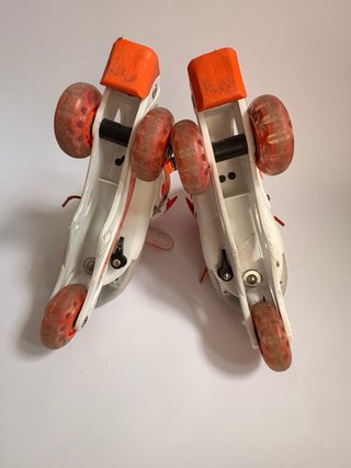 Patines infantiles naranjas y blancos