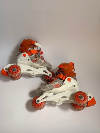 Patines infantiles naranjas y blancos