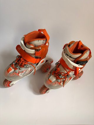 Patines infantiles naranjas y blancos