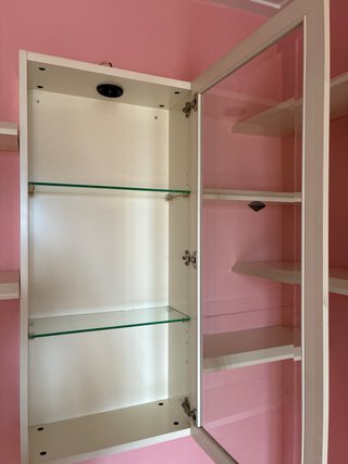 Vitrina pequeña de cristal y madera