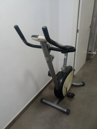 Bicicleta Estática Gris y Negra