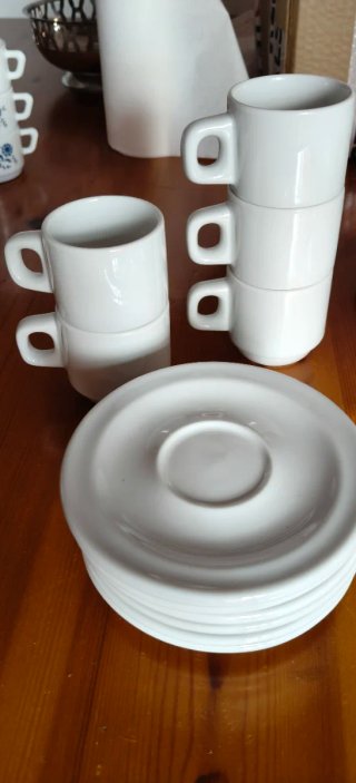 Tazas de cerámica blancas apilables