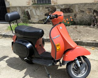 Moto Scooter Roja y Negra