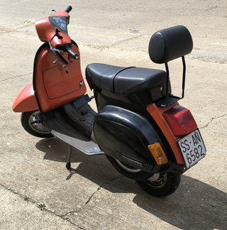 Moto Scooter Roja y Negra
