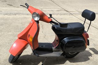 Moto Scooter Roja y Negra