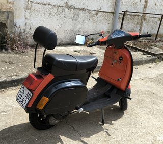 Moto Scooter Roja y Negra
