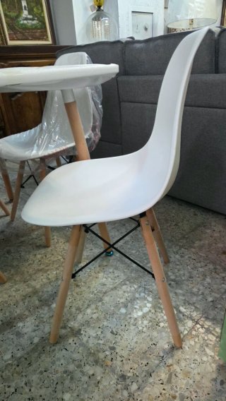 Mesa blanca con 4 sillas