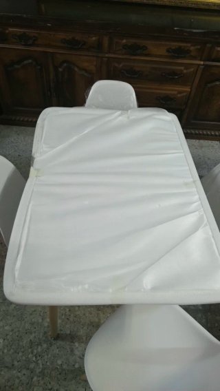 Mesa blanca con 4 sillas