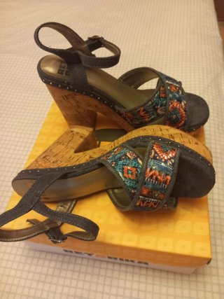 Sandalias vaqueras azules y multicolor